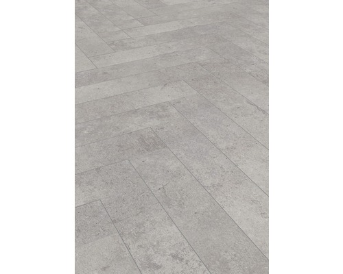 Verlegtes Laminat im Fischgrätenmuster