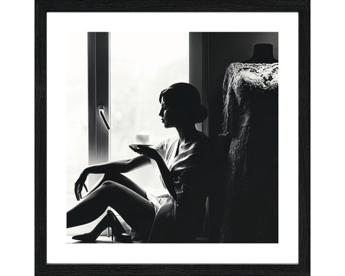 Gerahmtes Bild Lady drinking coffe 33x33 cm Gerahmtes Bild einer Frau, die an einem Fenster sitzt und eine Tasse hält, neben einem Hochzeitskleid an einer Schaufensterpuppe