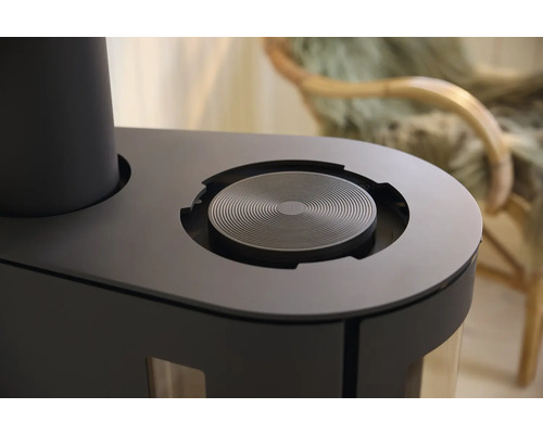 Detailansicht eines Pelletofens mit runder, konzentrischer Oberfläche.