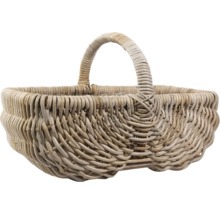 Korb aus geflochtenem Material mit Griff