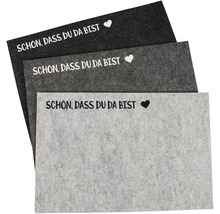 Dekorative Filzkarten mit dem Schriftzug Schön, dass du da bist.