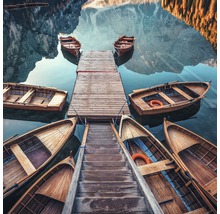 Boote an einem Holzsteg auf einem Bergsee