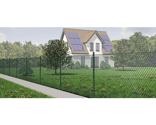 Grüner Maschendrahtzaun im Garten mit Haus