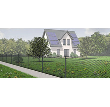 Haus mit Solaranlage und Maschendrahtzaun im Garten