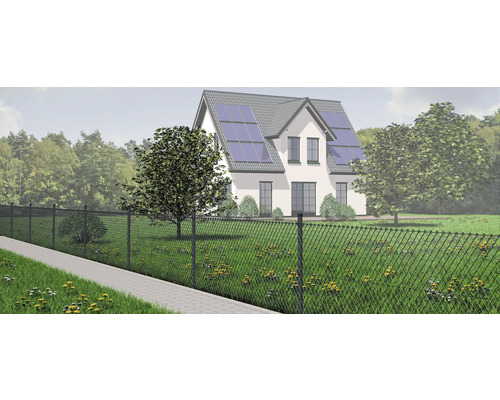 Haus mit Solaranlage und Maschendrahtzaun im Garten