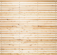 Holzzaun mit horizontalen Latten zur Grundstücksabgrenzung