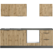 Küchenzeile mit Holzfronten und grauer Arbeitsplatte