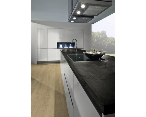 Moderne Küche mit weißen Schränken, dunkler Arbeitsplatte und Dunstabzugshaube