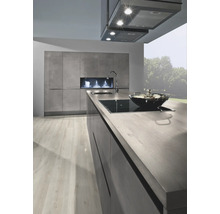 Moderne Küche mit grauen Schränken, Kochfeld und Dunstabzugshaube