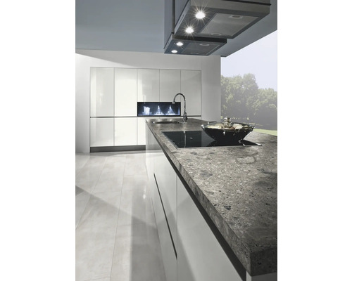 Moderne Küche mit Kochinsel, Dunstabzugshaube und polierter Oberfläche