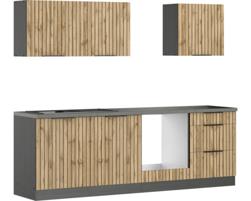 Küchenzeile mit Holzfronten und grauer Arbeitsplatte