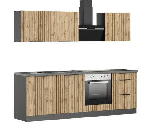 Moderne Küche mit Küchenschränken, Dunstabzugshaube und Ofen.