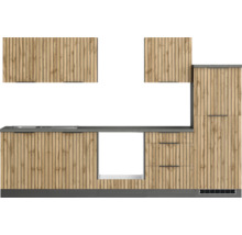 Küchenzeile mit Hängeschränken und Arbeitsplatte