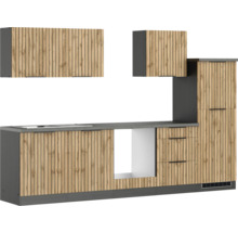 Küchenzeile mit Unterschränken, Hängeschränken und Arbeitsplatte im modernen Design