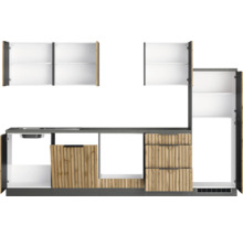 Küchenzeile mit Spüle, Schränken und Schubladen