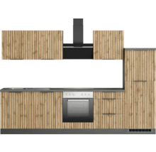 Moderne Küche mit Holzfronten, schwarzer Dunstabzugshaube und integriertem Ofen.