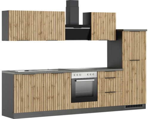 Komplette Küche mit Spüle, Kochfeld, Backofen, Dunstabzugshaube und Schränken im Holzdekor