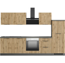 Komplette Küche mit Holzfronten, Arbeitsplatte, Herd und Dunstabzugshaube