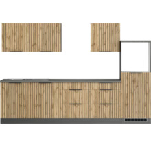Moderne Küche mit Holzfronten, Arbeitsplatte und Hängeschränken.