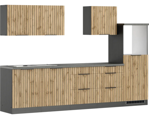 Küchenzeile mit Spüle, Schubladen und Hängeschränken in Holzoptik