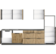 Moderne Küche mit Spüle, Holzfronten und offenen Schränken.