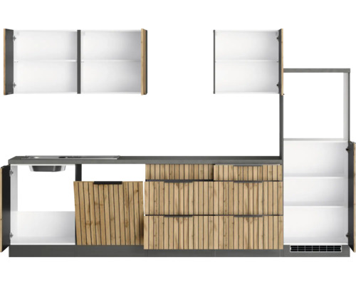 Moderne Küche mit Spüle, Holzfronten und offenen Schränken.