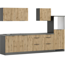 Küchenzeile mit Holzfronten und grauer Arbeitsplatte