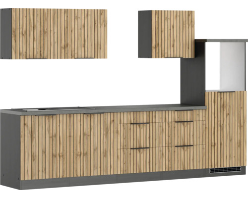 Küchenzeile mit Holzfronten und grauer Arbeitsplatte