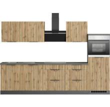 Küchenzeile mit Spüle, Kochfeld, Dunstabzugshaube und Backofen mit Holzfront