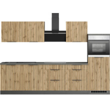 Küchenzeile mit Spüle, Kochfeld, Dunstabzugshaube, Backofen und Holzfronten
