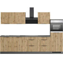 Küchenzeile mit Spüle, Kochfeld, Dunstabzugshaube und Backofen mit Holzfront