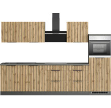 Küchenzeile mit Spüle, Kochfeld, Dunstabzugshaube, Backofen und Holzfronten