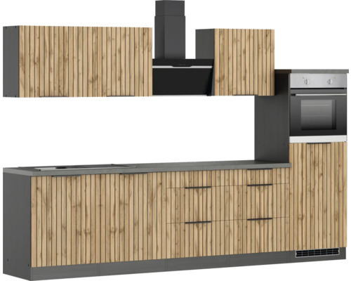 Moderne Küche mit Holzakzenten, Dunstabzugshaube und integriertem Ofen