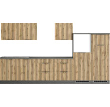 Küchenzeile mit Holzfronten, Arbeitsplatte und Schränken