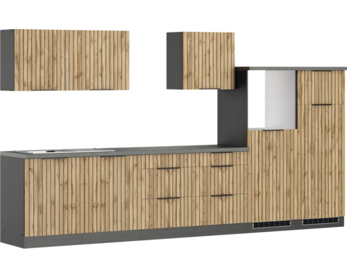 Küchenzeile mit Spüle, Hängeschränken und Holzoptik