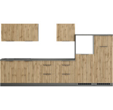 Küchenansicht mit Spüle, Kochfeld, Schubladen und Schränken mit Holzfronten