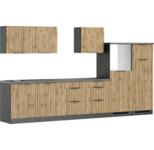 Küchenzeile mit Holzfronten und grauer Arbeitsplatte