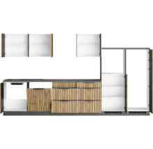 Küchenzeile mit Spüle, Schubladen und Schränken