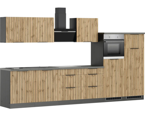 Küchenzeile mit Spüle, Kochfeld, Dunstabzugshaube und Backofen