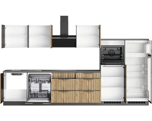 Moderne Küche mit Spüle, Geschirrspüler, Backofen, Dunstabzugshaube, Kühlschrank und verschiedenen Schränken.