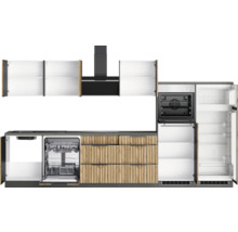 Moderne Küche mit Spüle, Geschirrspüler, Backofen, Kühlschrank und Dunstabzugshaube.