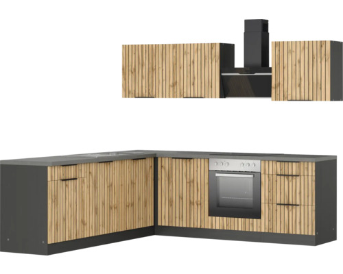 Küchenzeile mit Holzfronten, Spüle, Kochfeld, Backofen und Dunstabzugshaube