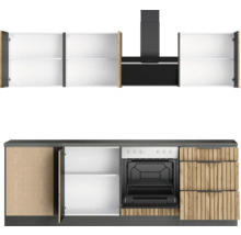 Küchenzeile mit Schränken, Dunstabzugshaube und Backofen