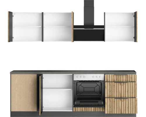 Küchenzeile mit Schränken, Dunstabzugshaube und Backofen