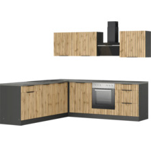 Moderne Küche mit Holzfronten, Dunstabzugshaube und grauer Arbeitsplatte