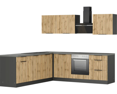 Moderne Küche mit Holzfronten, Dunstabzugshaube und grauer Arbeitsplatte