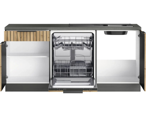 Küchenzeile mit offenem Geschirrspüler und Stauraum