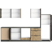 Küchenzeile mit Ober- und Unterschränken