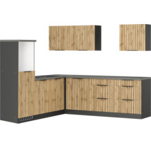 Küchenzeile mit Spüle, Unterschränken und Hängeschränken im modernen Design