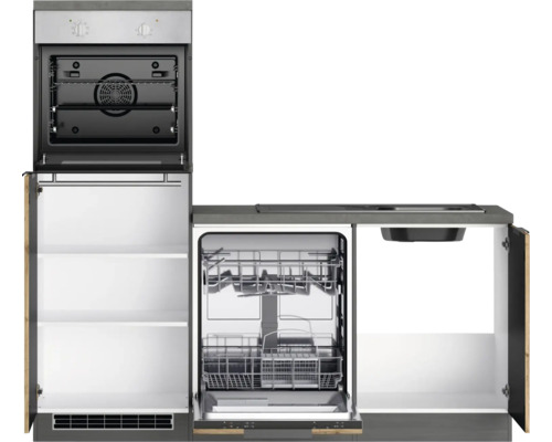 Küchenzeile mit Backofen, Regalen, Spülmaschine und Spüle